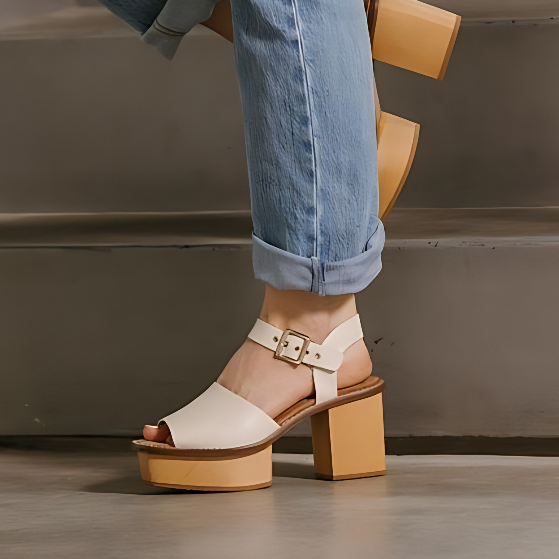 Groove Shell Platform Sandals